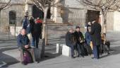 Los jiennenses disfrutan de los leves rayos de sol en un día invernal. Archivo. / Agustín Muñoz / Diario JAÉN.