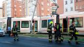 Efectivos de bomberos en el lugar del accidente del tranvía tras chocar con una catenaria. / Rocío Ruz / Europa Press.