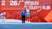 David Delgado saluda después de ganar el gran premio de la montaña. / Guangzhou International.