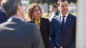 La vicepresidenta primera del Gobierno y ministra de Hacienda, María Jesús Montero; junto al presidente de la Junta de Andalucía, Juanma Moreno. / Álex Zea / Europa Press. 
