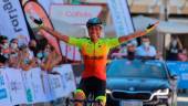 La ciclista Mavi García alza los brazos para festejar su triunfo en Baeza.