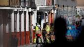 Bomberos trabajan en la zona donde se originó el incendio. / Edu Botella / Europa Press.