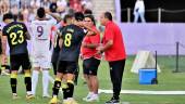 Lasarte da instrucciones a sus jugadores en el encuentro en La Victoria del 8 de junio de 2024. / Juande Ortiz.