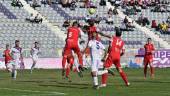 PLAY OFF. Los jugadores del Real Jaén y el CD Torreperogil luchan por la posesión del balón en una disputa aérea.