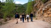 La consejera de Sostenibilidad y Medio Ambiente, Catalina García, durante su visita al sendero del río Borosa. / Europa Press.