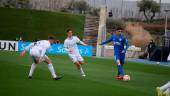 Fran Lara conduce un balón ante la mirada de jugadores del Real Madrid Castilla / Carlos Hugo.