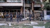 Fuerzas de seguridad israelíes buscan entre los escombros de un edifico en Tel Avivi después de impactar un misil iraní. / Ilia Yefimovich / Europa Press. 