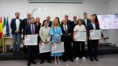 Fotografía de familia de los ganadores de la edición del año pasado con autoridades e integrantes del jurado.
