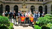 presentación. Francisco Reyes sujeta un maillot junto con José Luis López Cerrón y Ángel Vera, en presencia de representantes municipales.