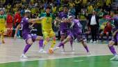 Taborda intenta zafarse de dos jugadores del Palma Futsal en la semifinal del miércoles. / Pedro Jesús Chaves / Jaén FS.
