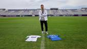 Higinio Vilches Cano posa en el Estadio de la Victoria junto a las camisetas del Real Jaén y el Linares Deportivo. / Jason Moyano / Diario JAÉN.
