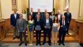 Foto de familia de la presentación del libro conmemorativo de los diez años de la Fundación Unicaja. 