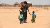 Una mujer y sus hijos en la aldea de Bandarero, en Kenia. / Rita Maingi / Archivo Europa Press.