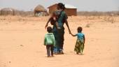 Una mujer y sus hijos en la aldea de Bandarero, en Kenia. / Rita Maingi / Archivo Europa Press.