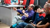 Un aficionado formula una pregunta en el encuentro organizado por el Real Jaén. 