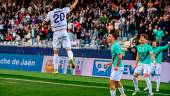 Mauro Cabello se eleva al marcar el gol de la victoria ante La Unión en presencia de Iván Breñé, Nacho Vizcaíno y Pelayo. / Miranda López / Real Jaén. 
