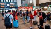 Viajeros en la estación de Santa Justa esperan a coger sus trenes. Archivo. / Rocío Ruiz / Europa Press.