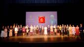 Luis Berges Roldán, tras recibir la Medalla de Oro y el título de Hijo Predilecto de la Ciudad de Jaén, rodeado por la corporación municipal del Ayuntamiento sobre el escenario del Teatro Infanta Leonor. / Jason Moyano / Diario JAÉN.