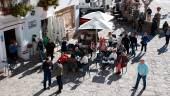 Una plaza de Grazalema con vecinos y visitantes disfrutando del sol en bares y calles durante el mes pasado. / Rocío Ruz / Europa Press.