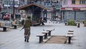 Un militar indio patrulla una calle de la ciudad de Srinagar, en Cachemira. / Adil Abass / Contacto / Europa Press.