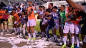 Los futbolistas del Real Jaén celebran con los aficionados la clasificación para la segunda eliminatoria de la fase de ascenso a Segunda Federación. / Juande Ortiz / Diario JAÉN. 