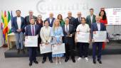 Foto de familia de ganadores, autoridades y personalidades presentes en la entrega de los Premios Pyme del Año Jaén 2025. / Jason Moyano / Diario JAÉN. 