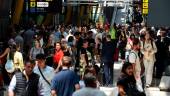 Pasajeros esperan en la entrada de la T4 de Barajas durante el colapso por falta de personal. / Gustavo Valiente / Europa Press.