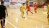 PARTIDO DE LIGA. Mithyuê protege el balón en el encuentro disputado con el Jimbee Cartagena.