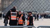 Imagen de un dispositivo policial frente al Museo del Louvre, en París (Francia). / Zhang Baihui / Europa Press.