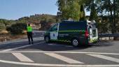  Un agente de la Guardia Civil de Tráfico junto a una carretera en la provincia de Córdoba. Archivo. / Guardia Civil.