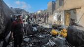 Palestinos observan en Khan Yunis los destrozos en viviendas tras el ataque israelí. / Mohammed Talatene. / DPA / Europa Press.