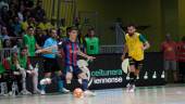 El jiennense Antonio Pérez, del Barça, da un pase ante Pablo Taborda. / Pedro Jesús Chaves / Jaén FS.