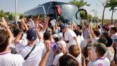 Recibimiento de los jugadores del Real Jaén, al llegar al estadio Nueva Ciudad. / Jason Moyano / Diario JAÉN. 