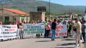 Manifestantes en la A-6204, a su paso por Villacarrillo. / Fernando Cano.