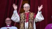 El cardenal Robert Prevost, Papa León XIV, el Papa número 267 de la historia, comparece ante sus fieles, en el balcón de la Basílica de San Pedro. / Stefano Spaziani / Europa Press. 