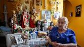 María Ángeles Romero Jiménez, frente al altar de la calle Villacarrillo. / Jason Moyano / Diario JAÉN. 