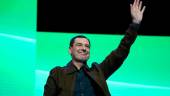 El presidente de la Junta de Andalucía, Juanma Moreno celebra la victoria en el XVII Congreso del PP-A, a 8 de noviembre de 2025, en Sevilla. / Francisco J. Olmo / Europa Press.