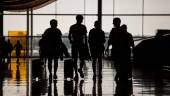 Foto de archivo de pasajeros con maletas en el Aeropuerto Adolfo Suárez Madrid-Barajas. / Alejandro Martínez Vélez / Europa Press.
