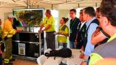 Reunión técnica al inicio de la jornada por el incendio declarado en la Sierra de la Plata, en Tarifa, junto a Atlanterra. / Francisco J. Olmo / Europa Press.