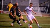 Agus Alonso controla el balón en el partido ante la Juventud Torremolinos. / Miranda López / Real Jaén. 