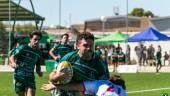 Juan Castro intenta zafarse de un placaje. / Jaén Rugby
