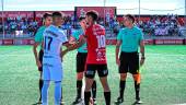 Javi Moyano saluda a Salva, capitán del Salerm Puente Genil, en su partido número 275. Miranda López / Real Jaén.