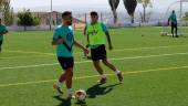 Alberto Bernardo conduce el balón en un entreno. / Jason Moyano / Diario JAÉN. 