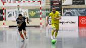 El capitán del Jaén Paraíso Interior Marcelo avanza con el balón ante un jugador del Burela.