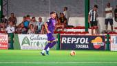 Jesús del Amo controla el balón minutos antes del fuerte golpe que le obligó a abandonar el terreno de juego. / Miranda López. 