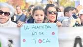 Una niña sostiene una pancarta con el mensaje “La Alameda no se toca” en la concentración del pasado 13 de marzo. / Fran Miranda / Diario JAÉN. 