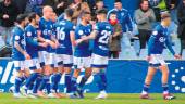 Los jugadores del Linares Deportivo abrazan a Hugo Díaz, autor del gol que supuso el 1-0 frente al Racing de Ferrol en Linarejos / Antonio del Arco.