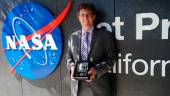 excelencia. El ingeniero de Baeza José Vicente Siles posa con su premio en el Jet Propulsion Laboratory de la NASA: