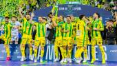 Los jugadores del Jaén Paraíso Interior viven la fiesta y Míchel y Alan Brandi levantan la Copa de España. / RFEF.
