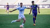 Agus Alonso trata de realizar una acción de ataque ante Pablo Arriaza, jugador del Atlético Malagueño. / Miranda López / Real Jaén. 